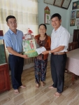 Thăm và tặng quà cho gia đình AHLLVT liệt sĩ Lê Trung Kiên