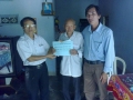 Đảng ủy Trường THPT Lê Trung Kiên trao tặng tiền ủng hộ gia đình nghèo